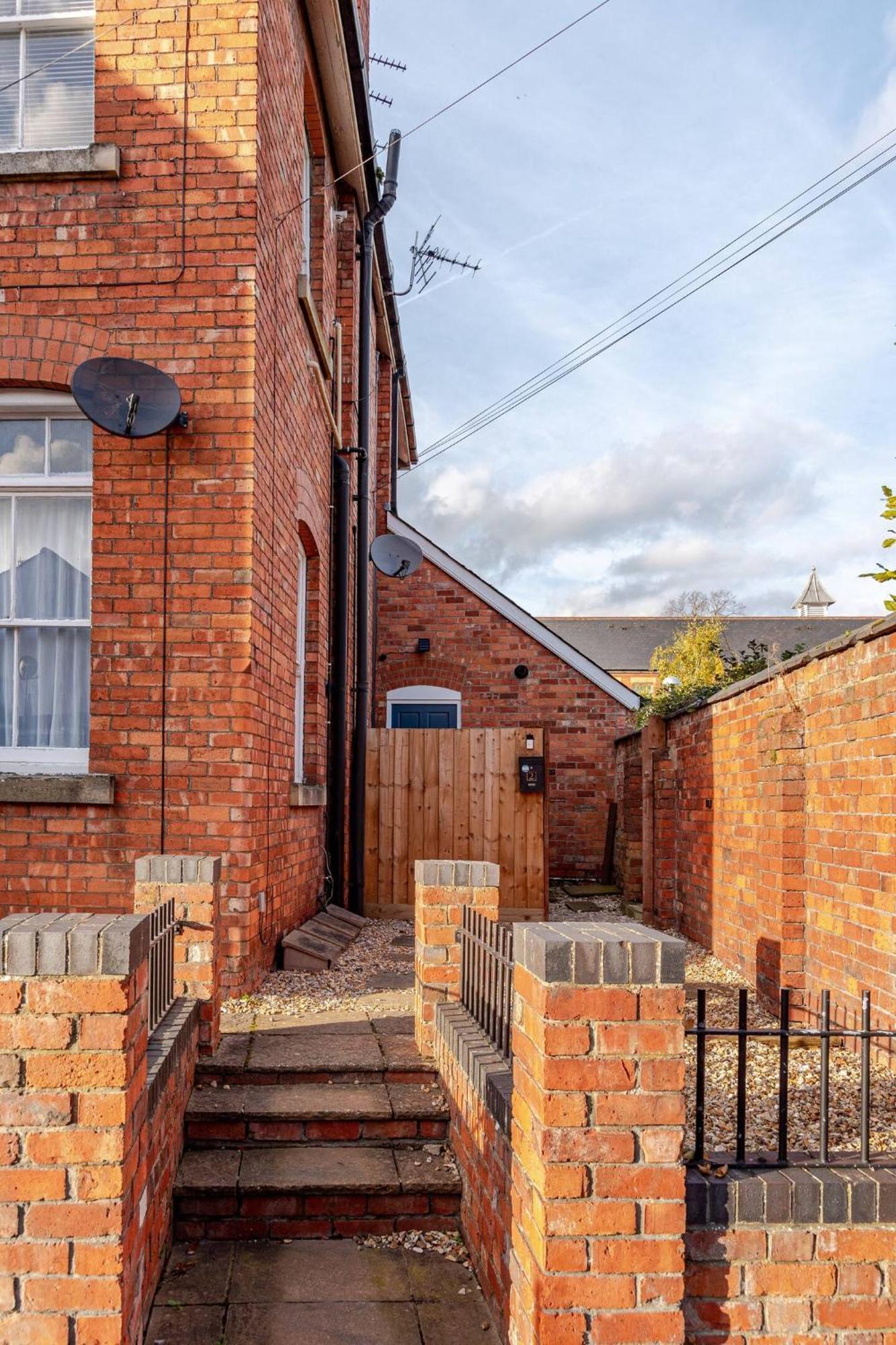 Stylish Flat In Central Location With Free Parking Swindon Exterior foto